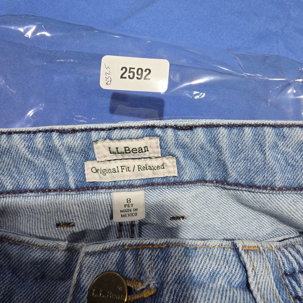 LL Bean Original Fit Relaxed Light‎ Wash High Rise Mom Jeans Womens 8 Pet